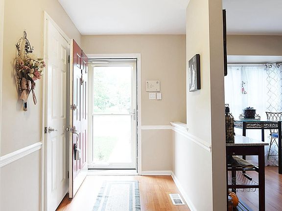 2nd image of 906 Grosvenor Dr Unit U1