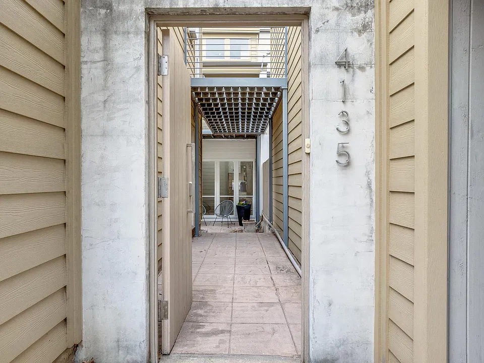 4135 Buena Vista St