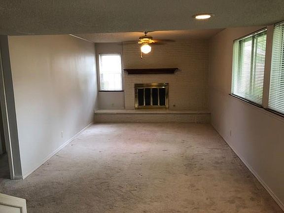 2nd image of 1108 Gloucester Ct S