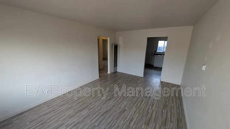 2 bed, 1.0 bath, 900 sqft, $995 — Photo 2