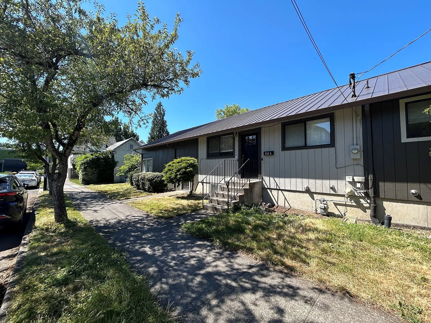 Completely Remodeled! Light Filled Rare Two-Level Duplex Walking Distance to Clinton, Division & ... — Photo 2