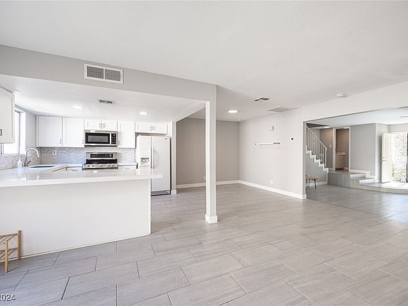 2nd image of 3387 Garden East Dr