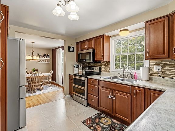 4th image of 137 Windsor Dr