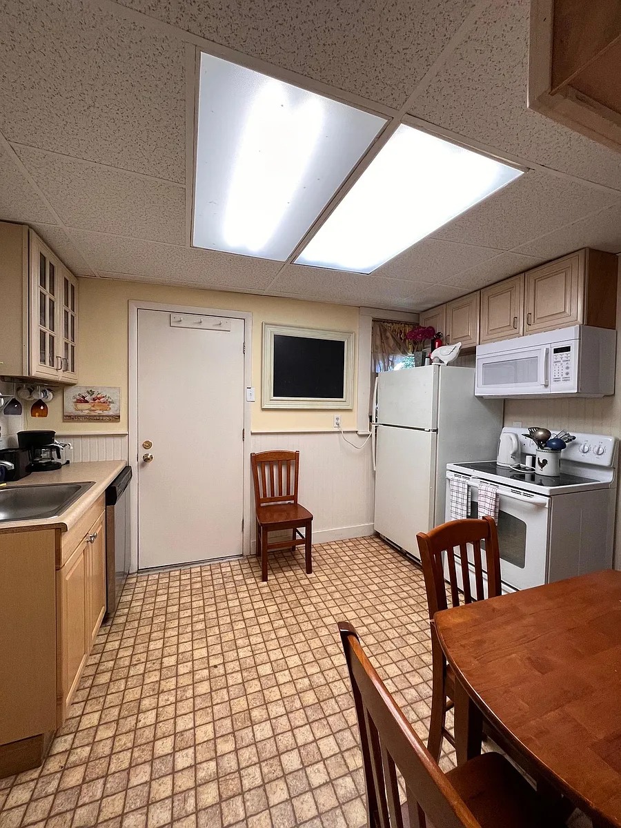 Building Photo - 73 Pawcatuck Ave #2