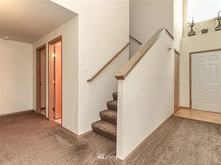 1027 Nepean Dr SE — Photo 4
