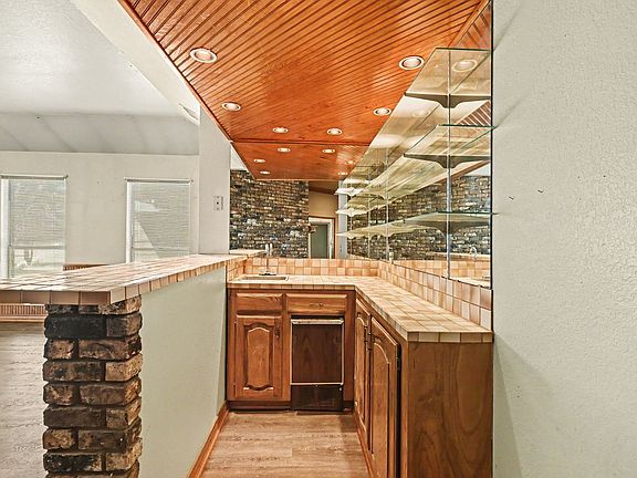 4th image of 275 Salesville Rd