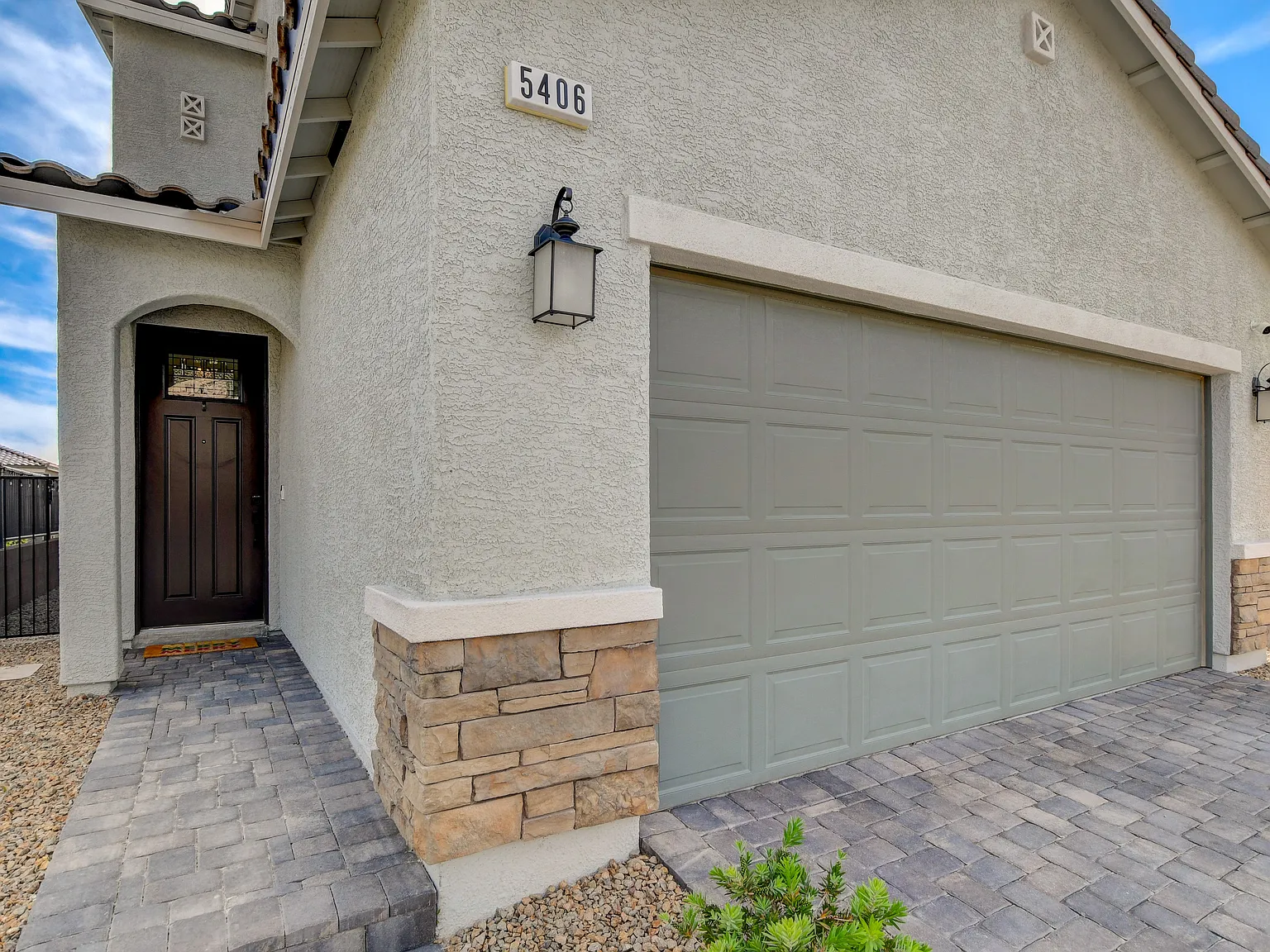 4 bed, 2126 sqft, $2,850 — Photo 2