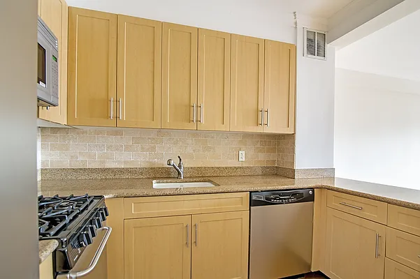 Rented by Stonehenge NYC LLC | media 4