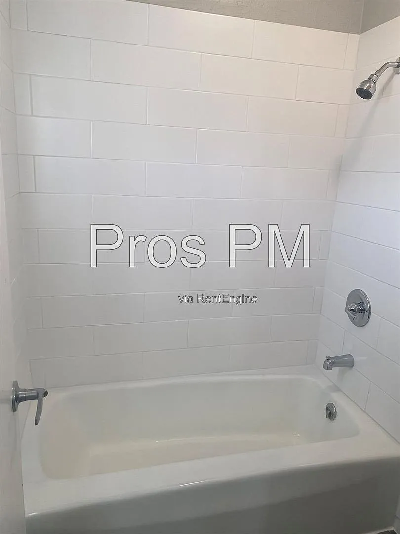 3 bed, 1.0 bath, 1431 sqft, $1,700 — Photo 4