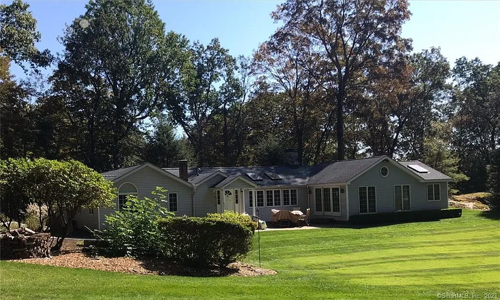5 bed, 2.5 bath, 2848 sqft, $8,500 — Photo 2