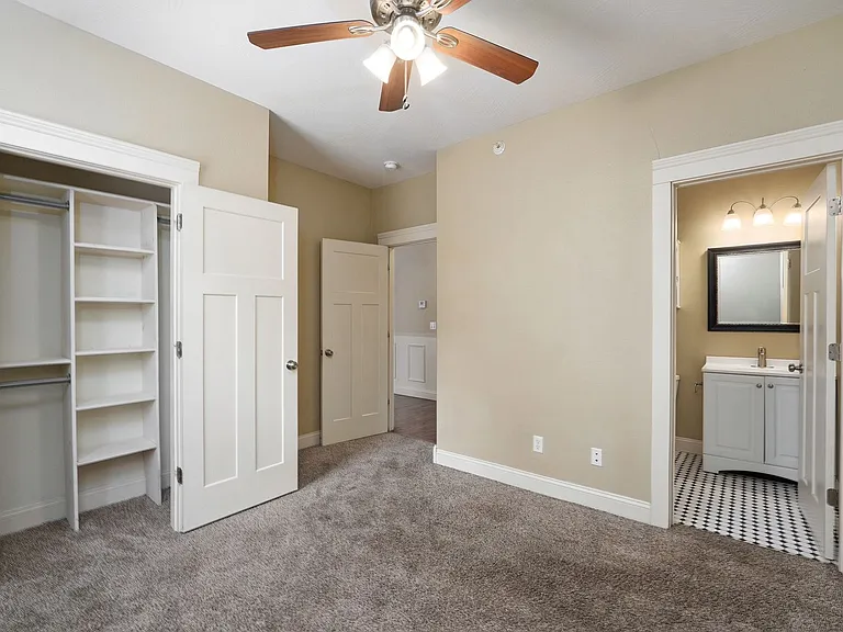 1040 E Walnut St — Photo 28