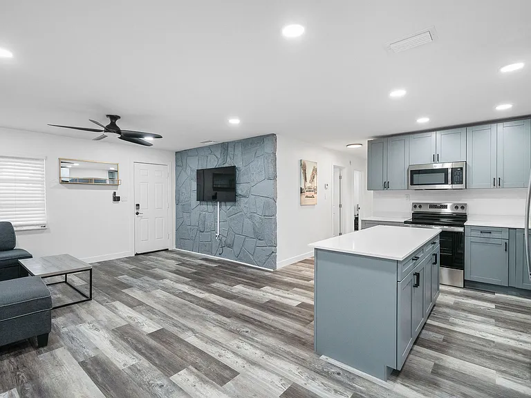 4303 W Woodlawn Ave — Photo 5