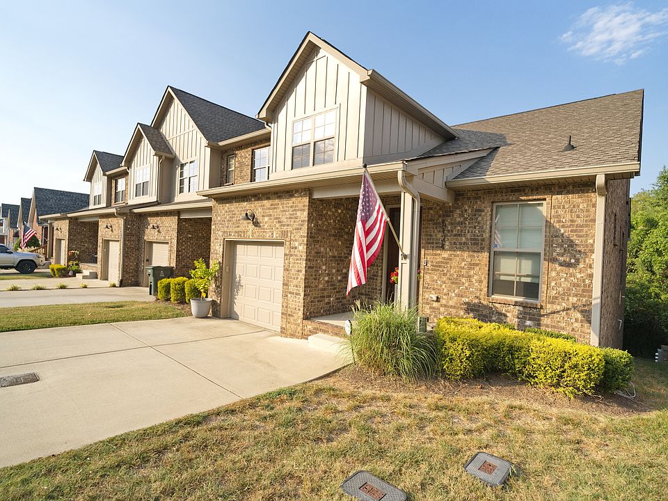 End Unit townhome that backs up to greenspace