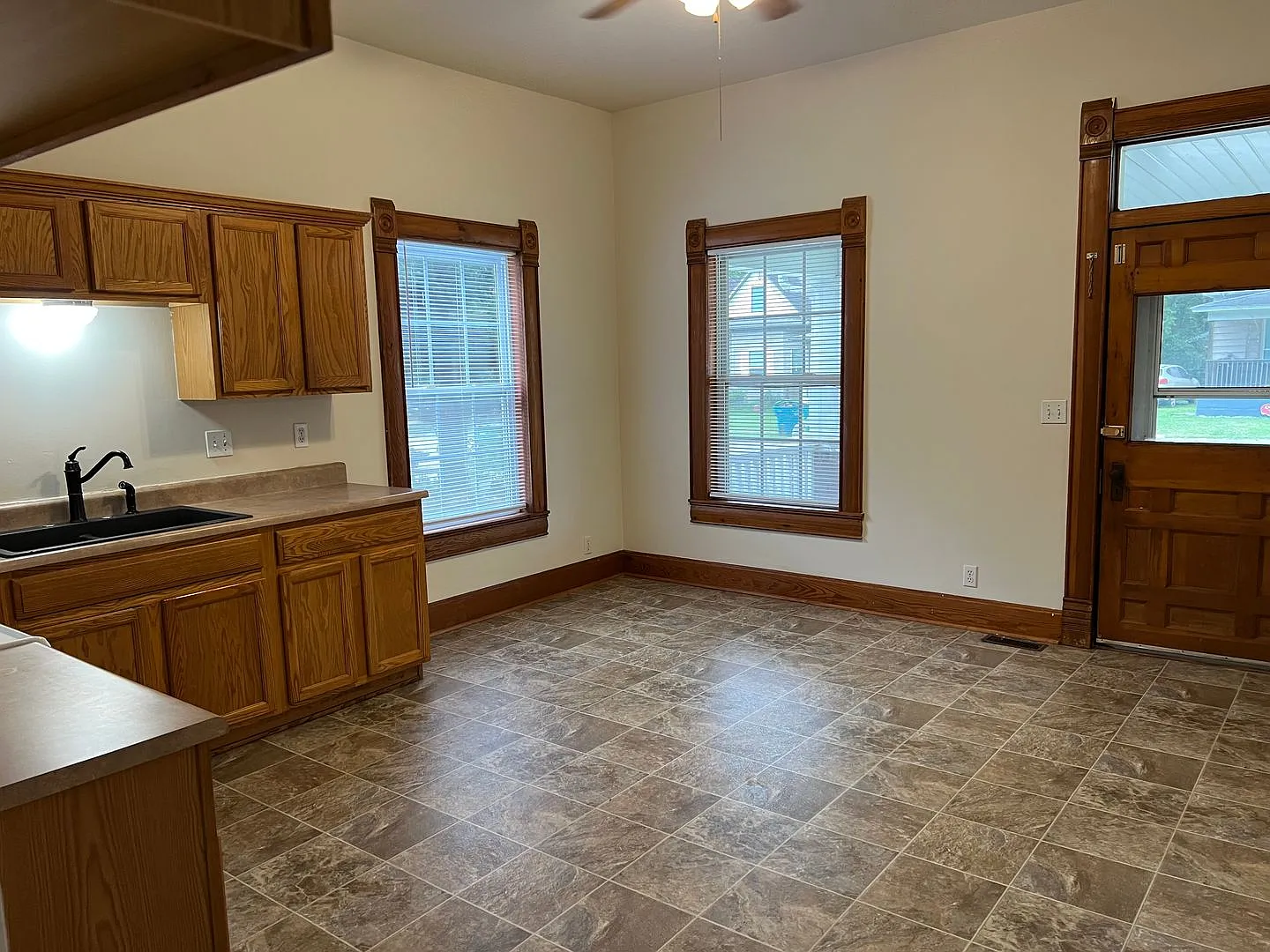 North Springfield 3 Bed / 1 Bath Available! — Photo 3