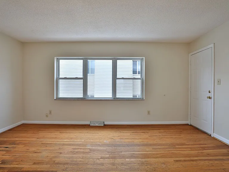460 E Norwich Ave — Photo 5