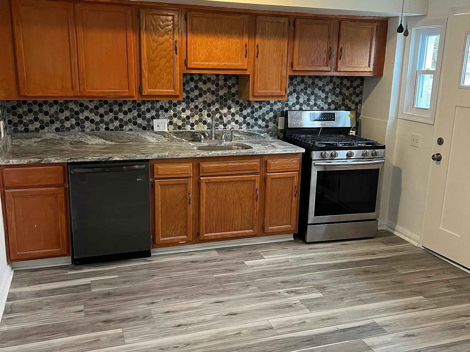 3 bed, 1.5 bath, 1144 sqft, $2,000 — Photo 2