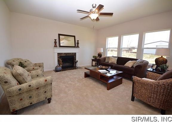 Family Room w Gas FP
