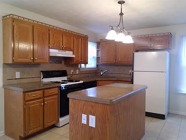 3 bed, 2.5 bath, 2076 sqft, $2,415 — Photo 2