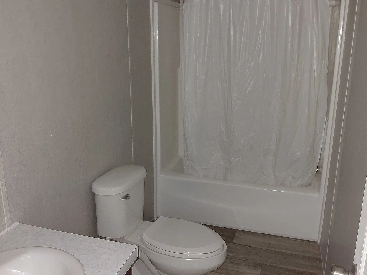 3 bed, $1,300 — Photo 2