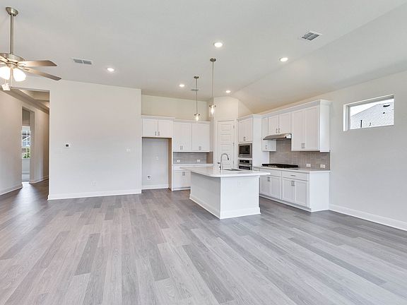 5th image of 127 Douglass Way