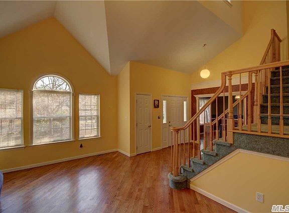 4th image of 10 Rockhill Cir