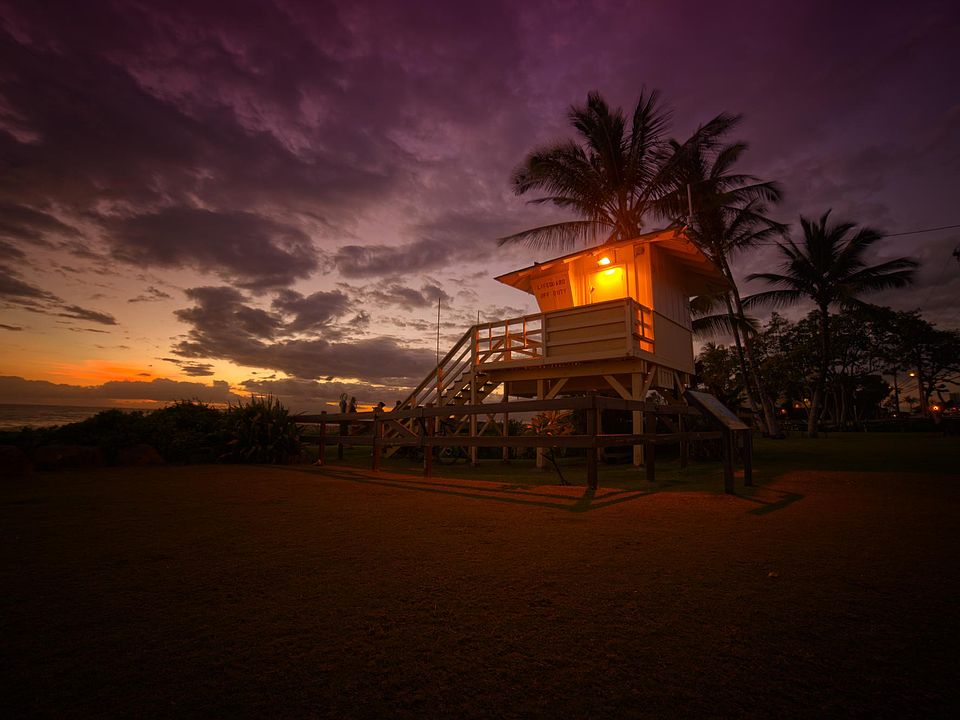 At Kamaole Beach Park II, the sun dips below the horizon and creates a stunning purple sky at twilight. This lifeguard tower is just a 3-minute walk from the front door of your condo.
