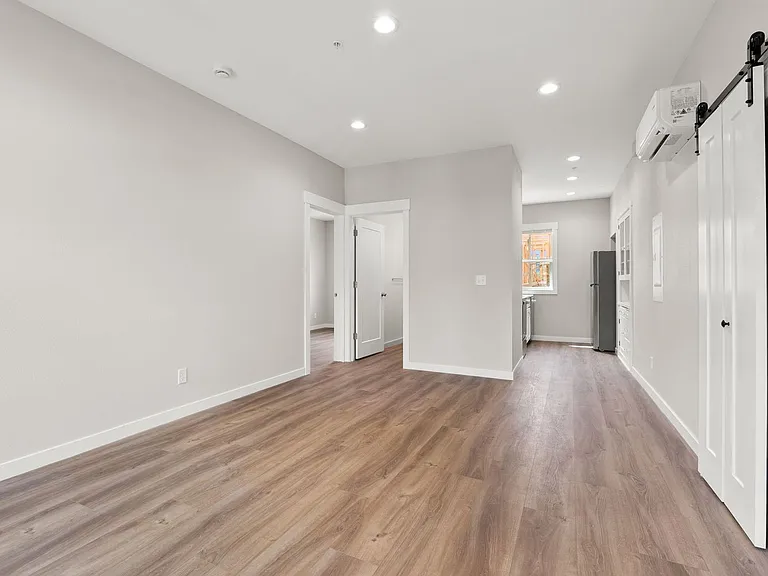 717 W Spofford Ave — Photo 24