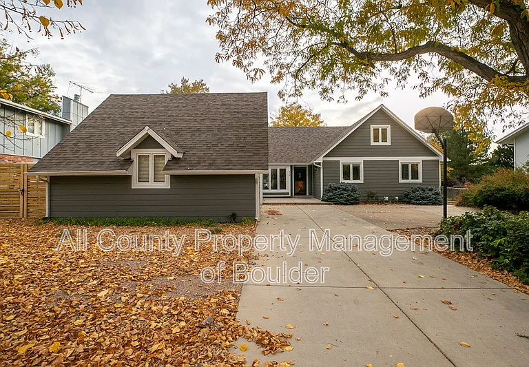 470 W Sutton Cir — Photo 2