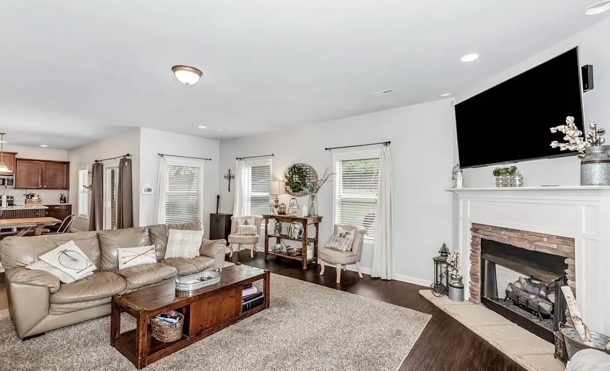 5 bed, 2.5 bath, 3118 sqft, $3,595 — Photo 3