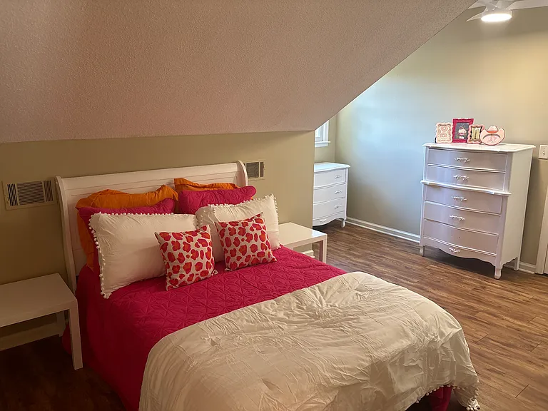 73 Hawthorne Apts — Photo 12