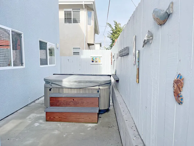 2440 Greenwood Ave — Photo 37