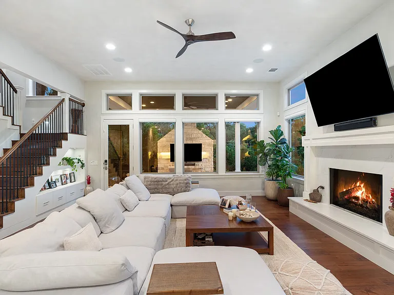 1002 Meriden Ln — Photo 4
