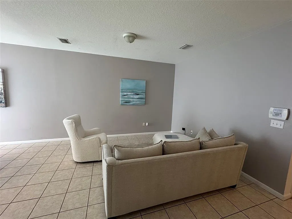 3 bed, 2.5 bath, 1388 sqft, $2,000 — Photo 4