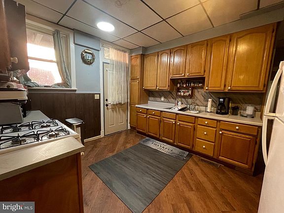 3rd image of 719 W Market St