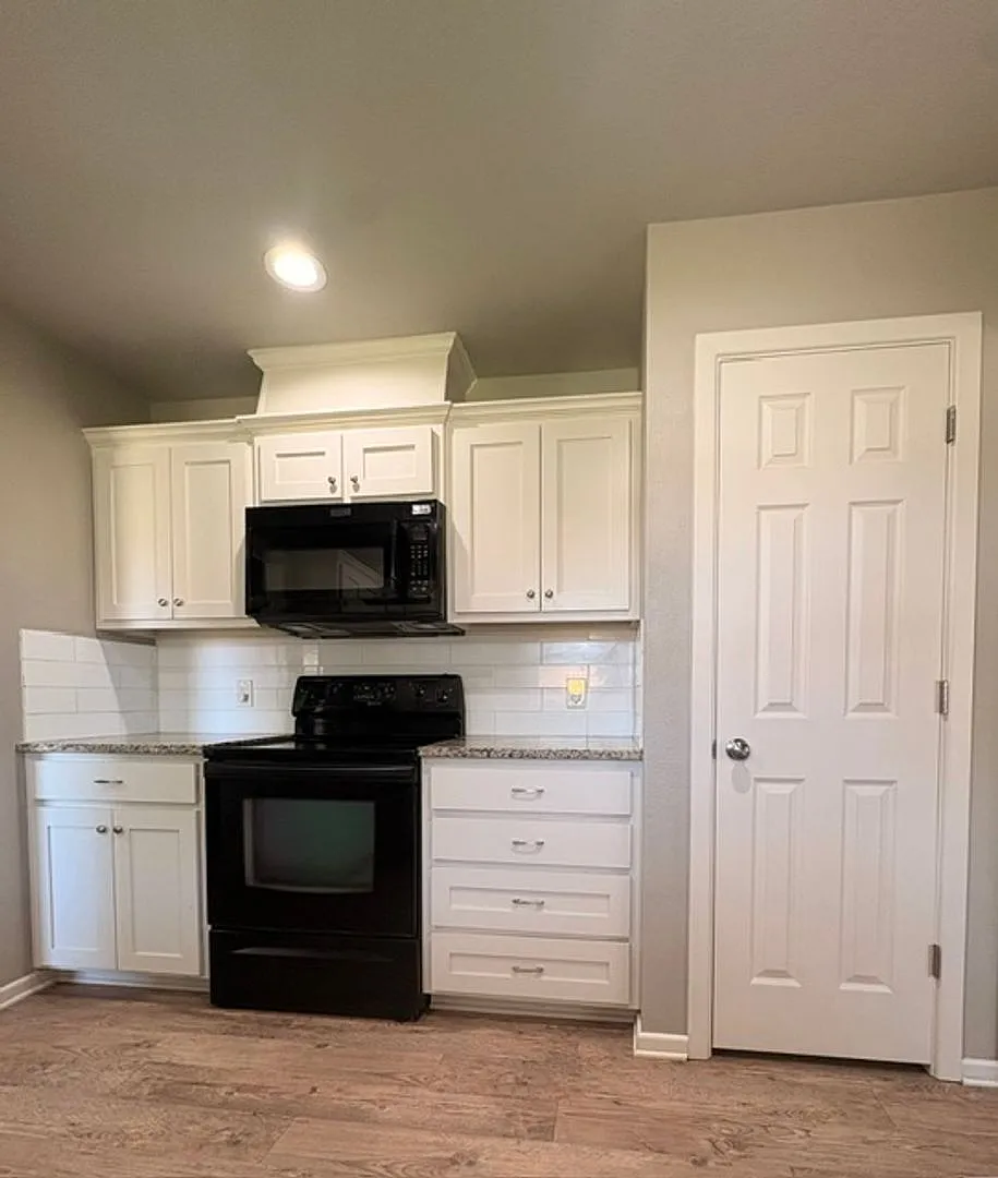 Well maintained house in great neighborhood!! Available Now! — Photo 4