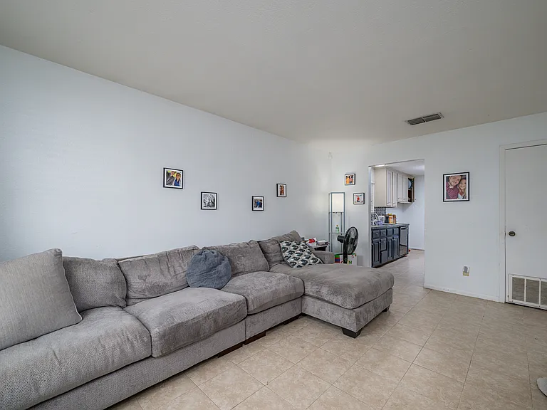 607 Canada St — Photo 2