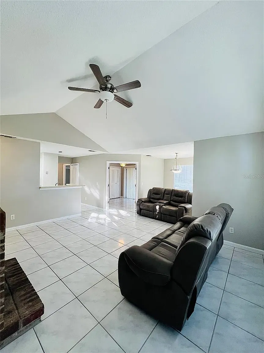 3 bed, 1142 sqft, $1,950 — Photo 2