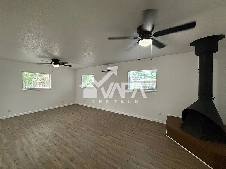 230 Craigmont Ln — Photo 4