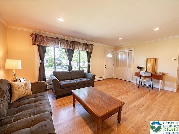 5th image of 4882 Pine Grove Cir