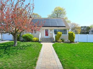 214 Maeder Ave, Merrick, NY 11566
