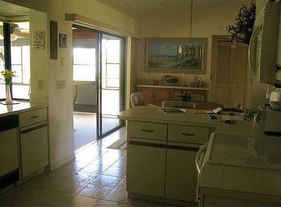 5th image of 621 SE Degan Dr