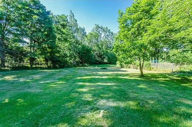 Shared Backyard-lots of space!