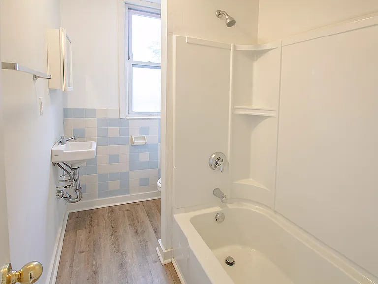 328 Franklin Ave — Photo 11