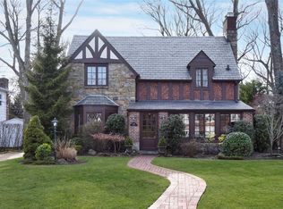 104 Roxen Rd, Rockville Centre, NY 11570