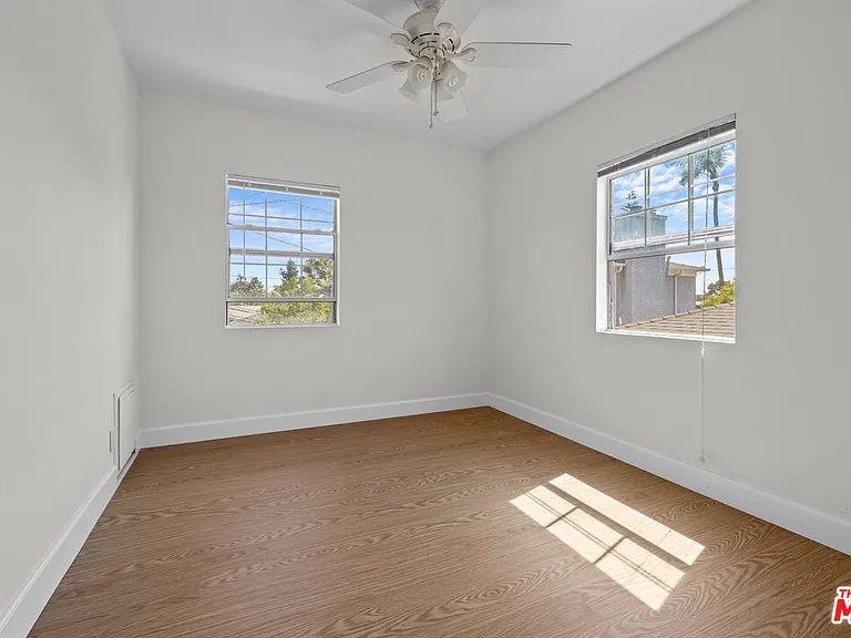 2528 1/2 Military Ave — Photo 4