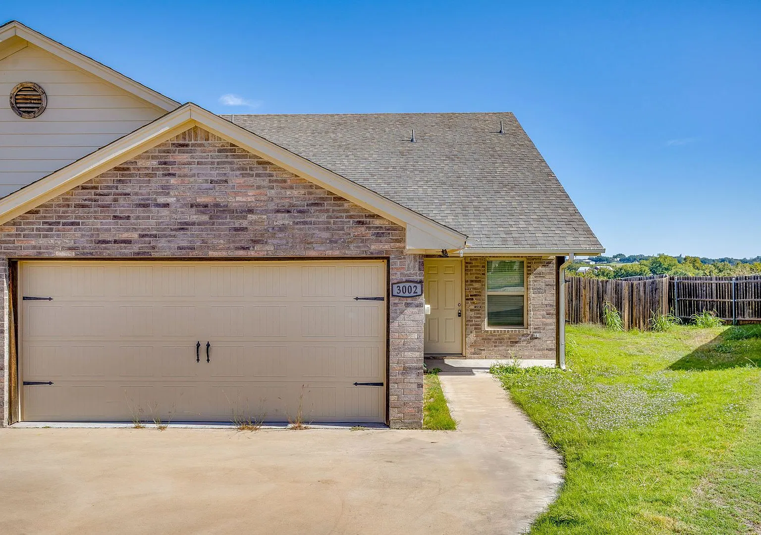 Peaceful 3 Bed, 2 Bath Cul-De-Sac Rental Ready for New Tenants- Granbury ISD- 76049 — Photo 1