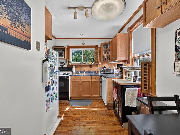5th image of 109 W Evesham Ave