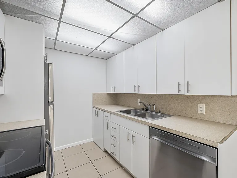 2401 Antigua Cir #J3 — Photo 13