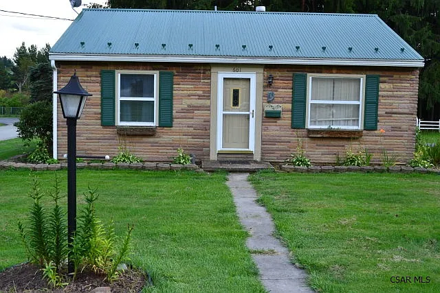 601 W Garrett St photo 1