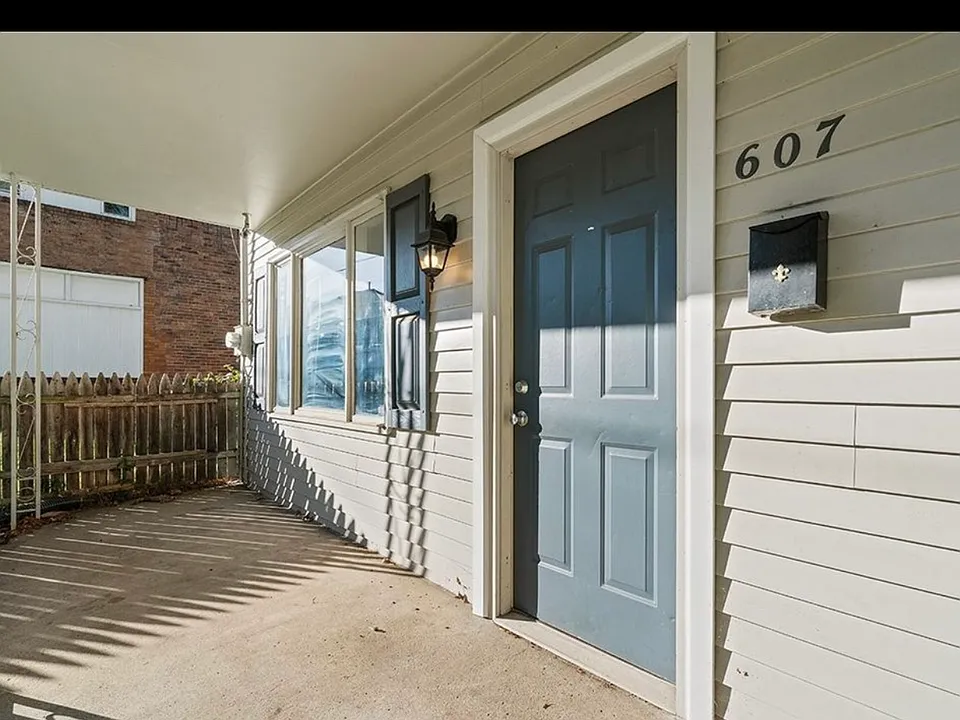 607 Olive Ln